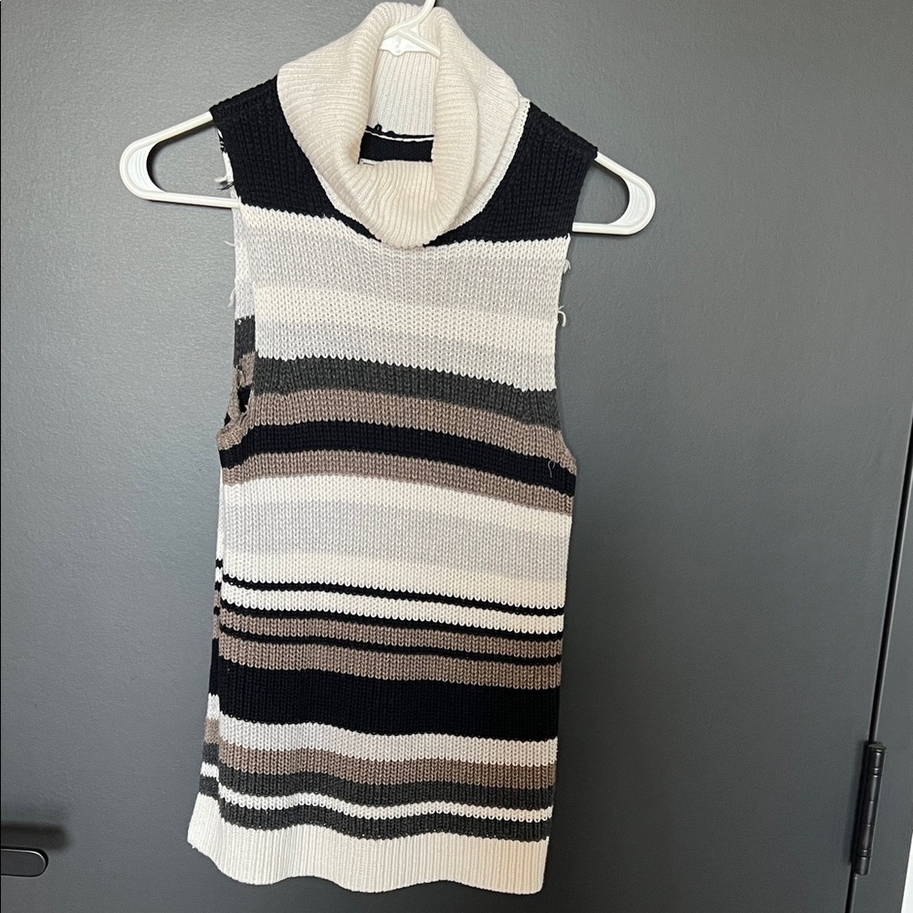 Abercrombie & Fitch White and Black Knit Sweater